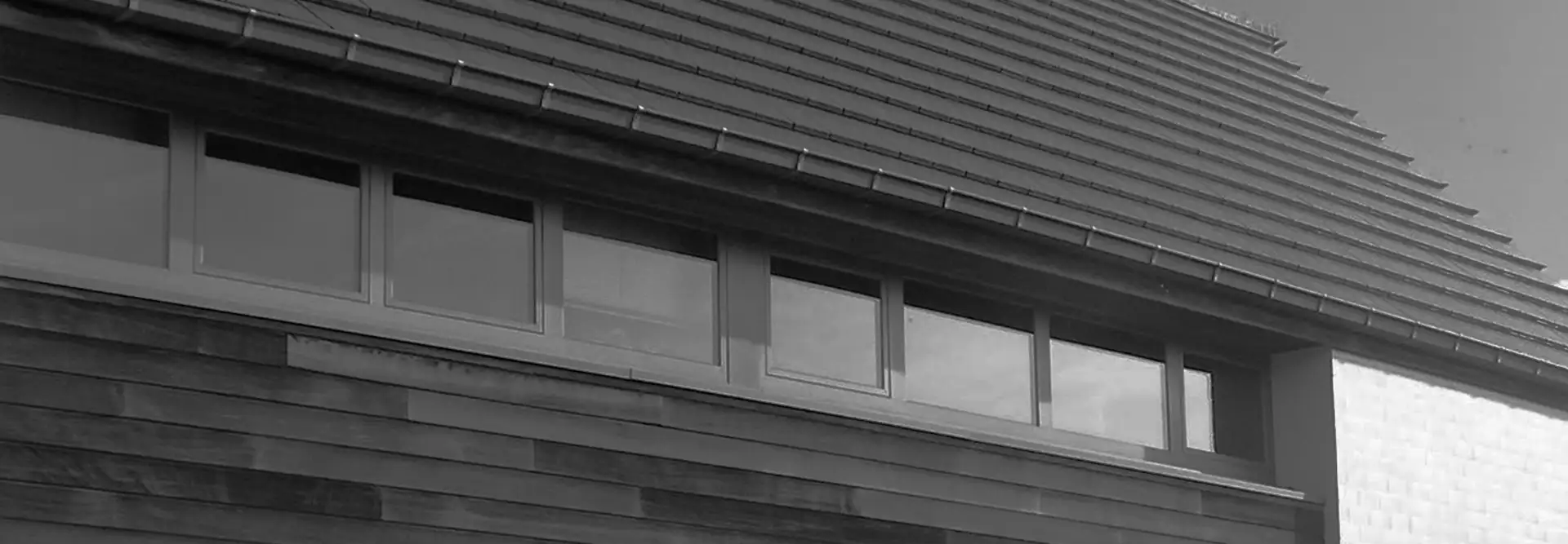 Détail architectural, toiture et façade bois
