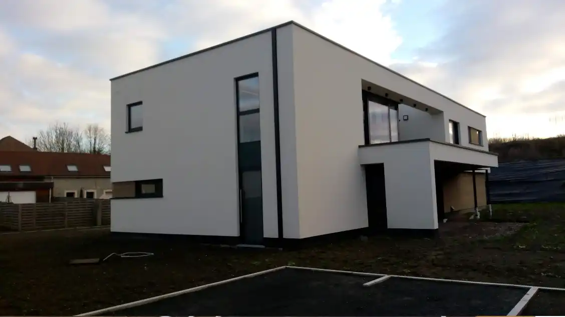 Maison contemporaine à toit plat, façade blanche