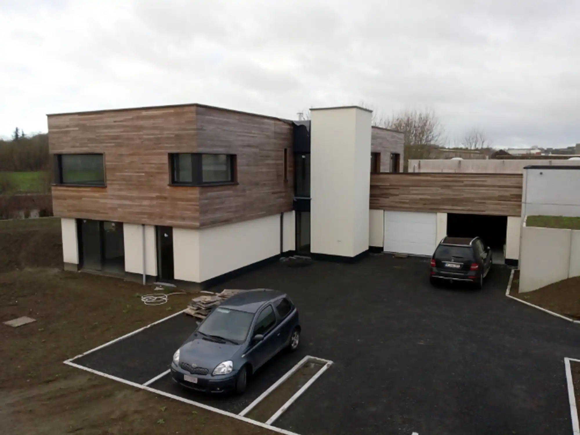 Maison contemporaine, bardage bois et façade blanche
