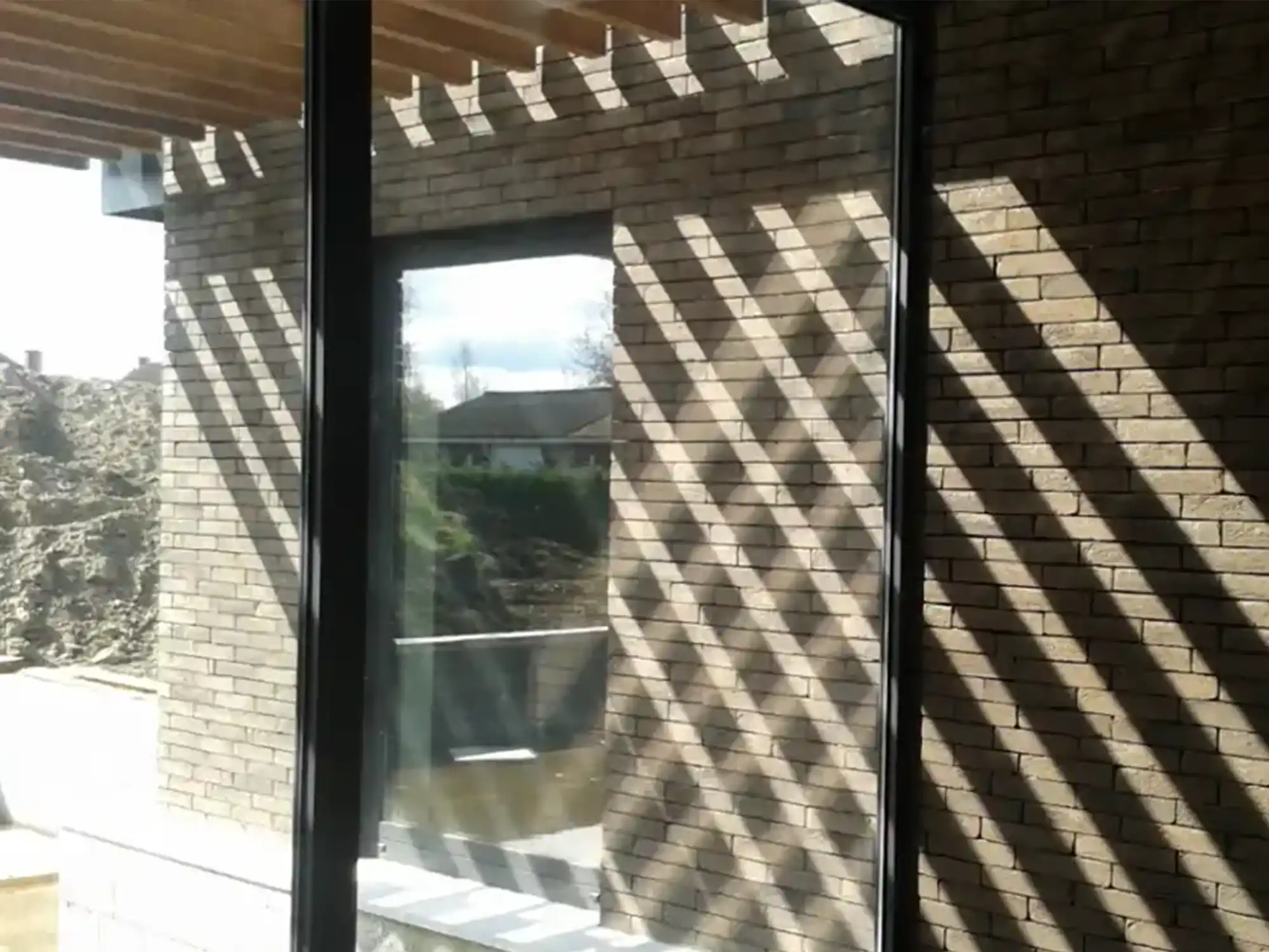 Jeu d'ombres sur façade en briques claires