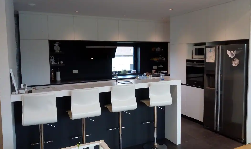 Cuisine ouverte contemporaine avec bar et tabourets blancs