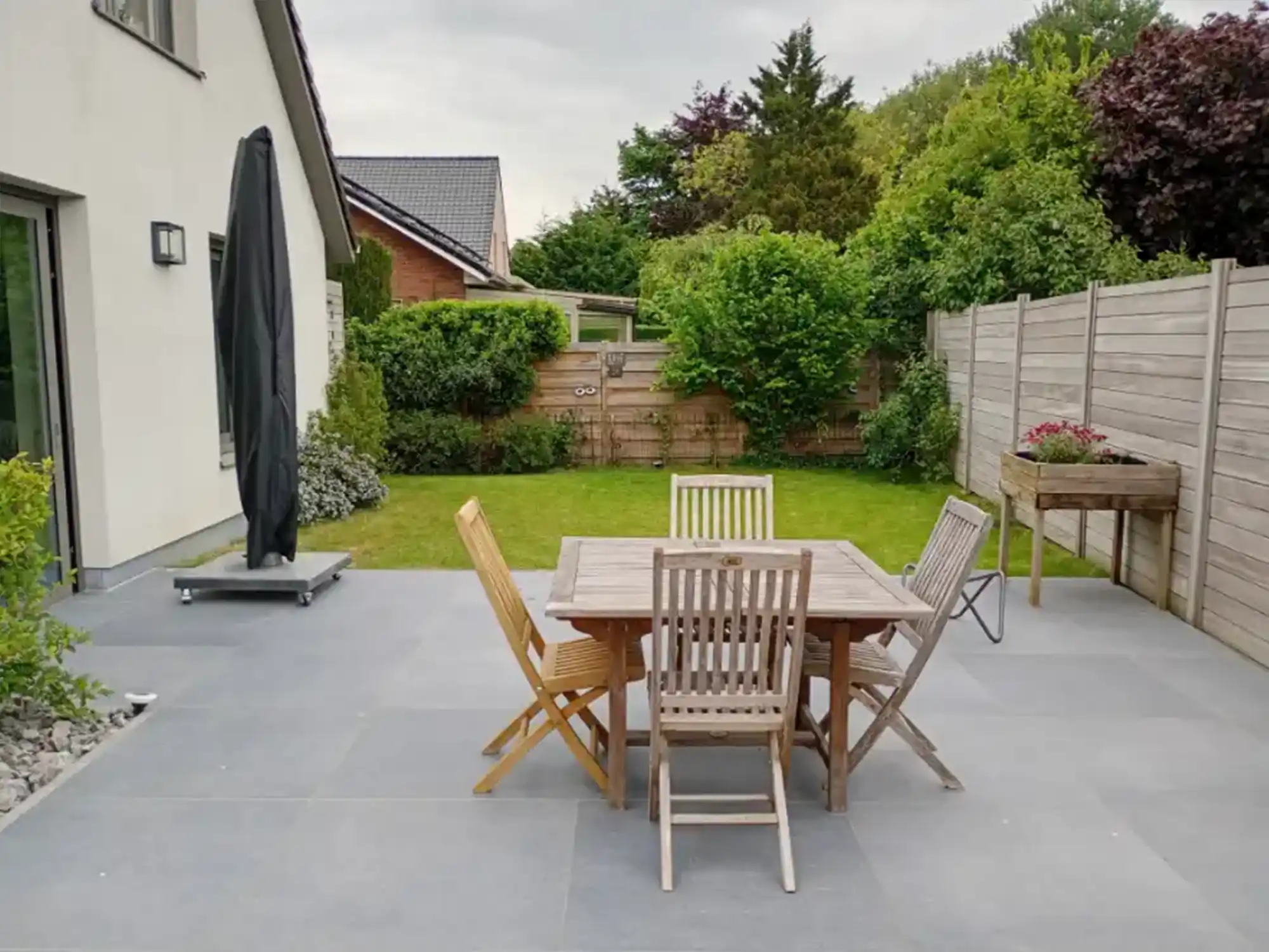 Terrasse en pierre avec table et chaises en bois